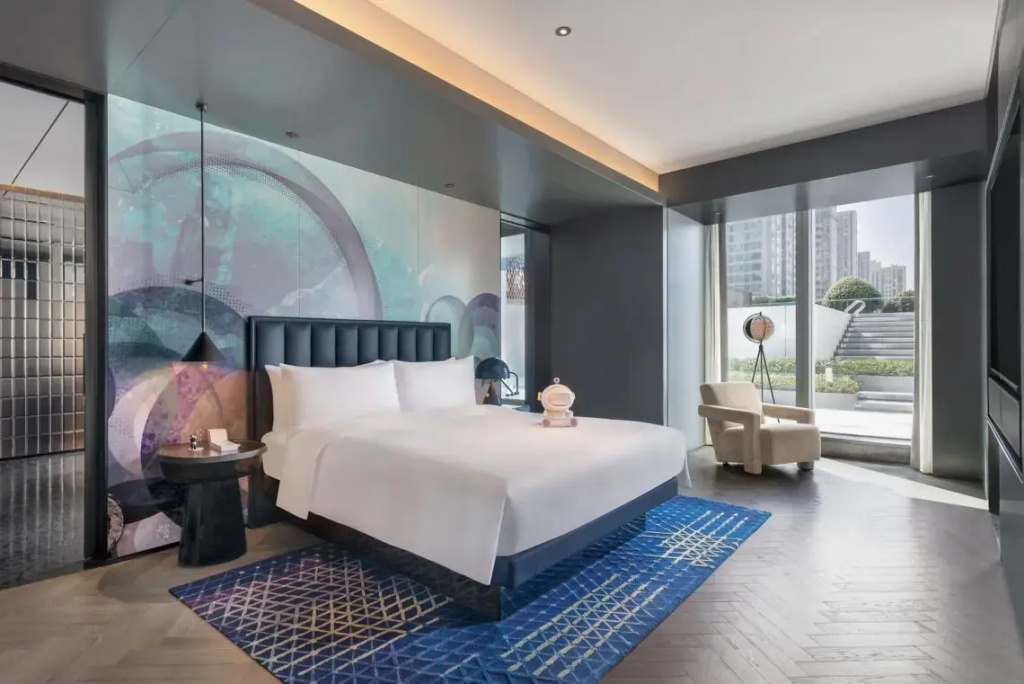 1 Bedroom Double Suite with balcony and with city view (full double bed)