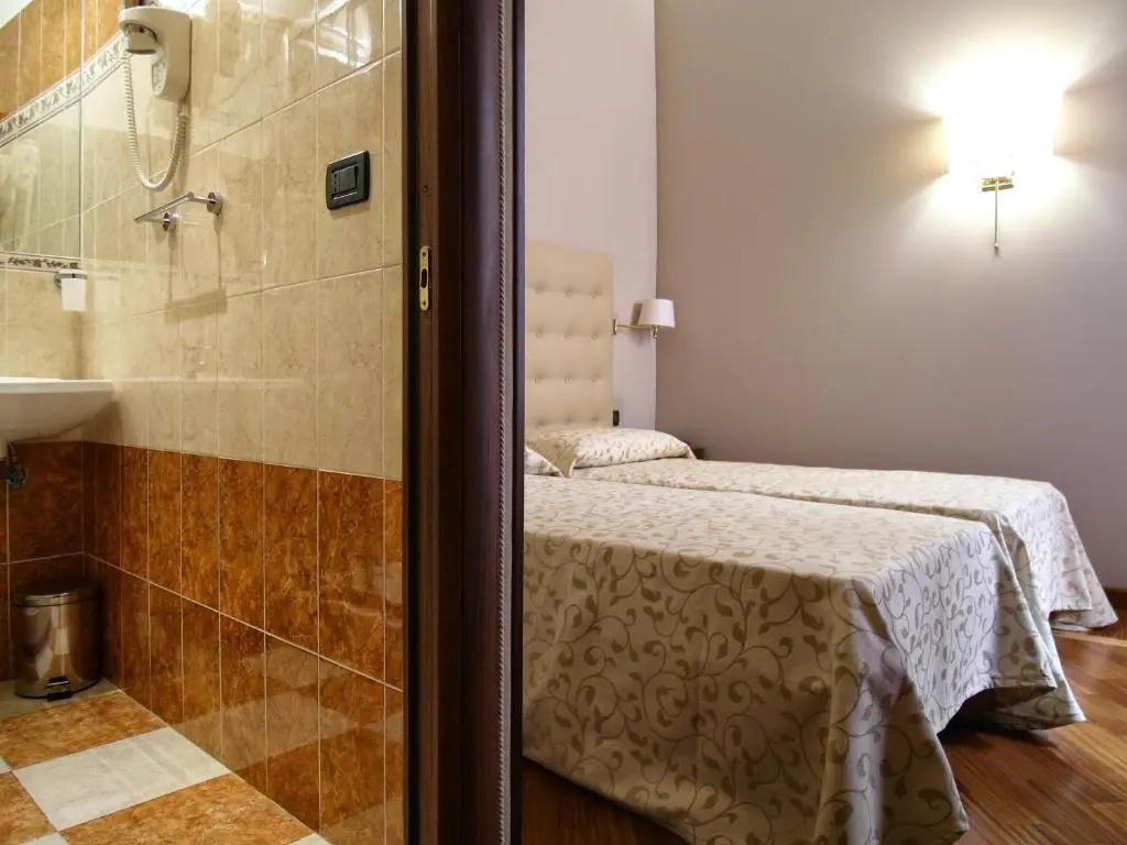 Standard Double room with courtyard view (full double bed)