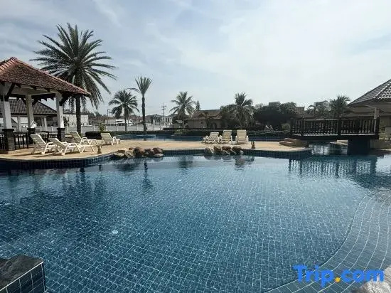 Family-Friendly 2BR Villa with Kitchen | Walk to Beach & Pool