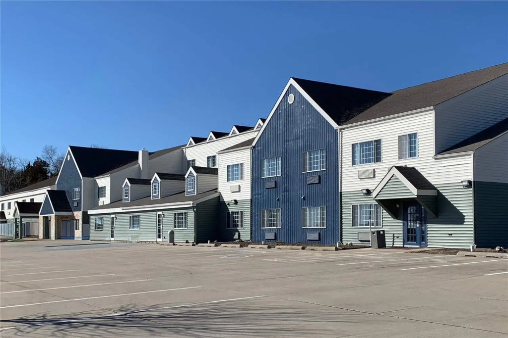 Days Inn & Suites by Wyndham Williamsburg IA North
