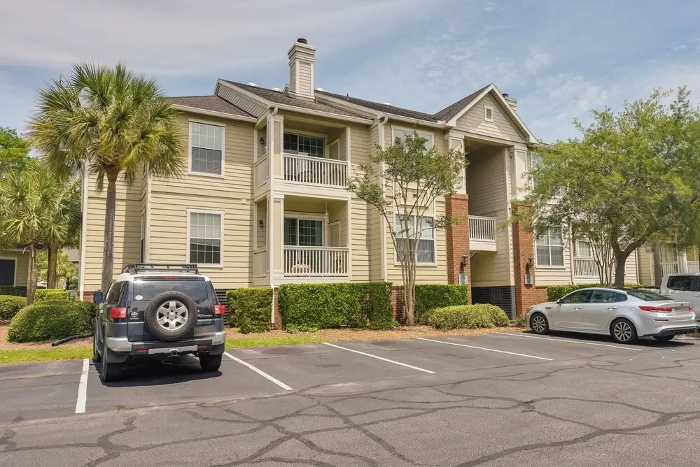 Mount Pleasant Condo w/ Pool & Bikes: Near Beach!