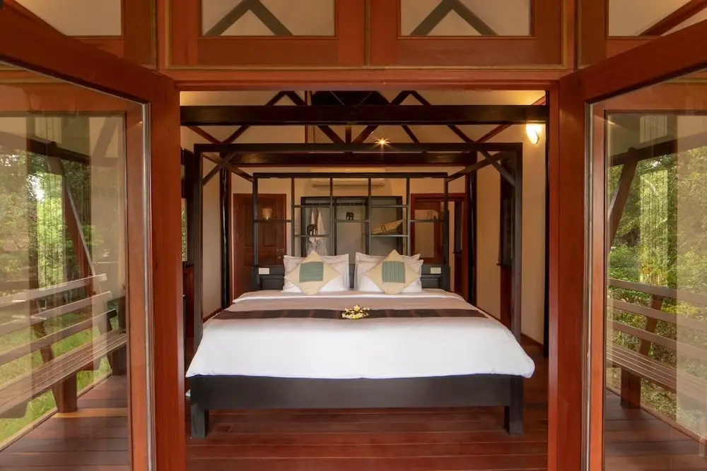 Deluxe Double Bungalow with balcony and with lake view (full double bed)