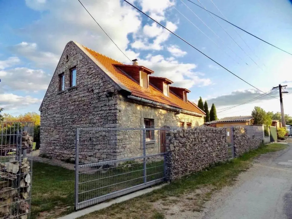 4 Bedrooms Cottage