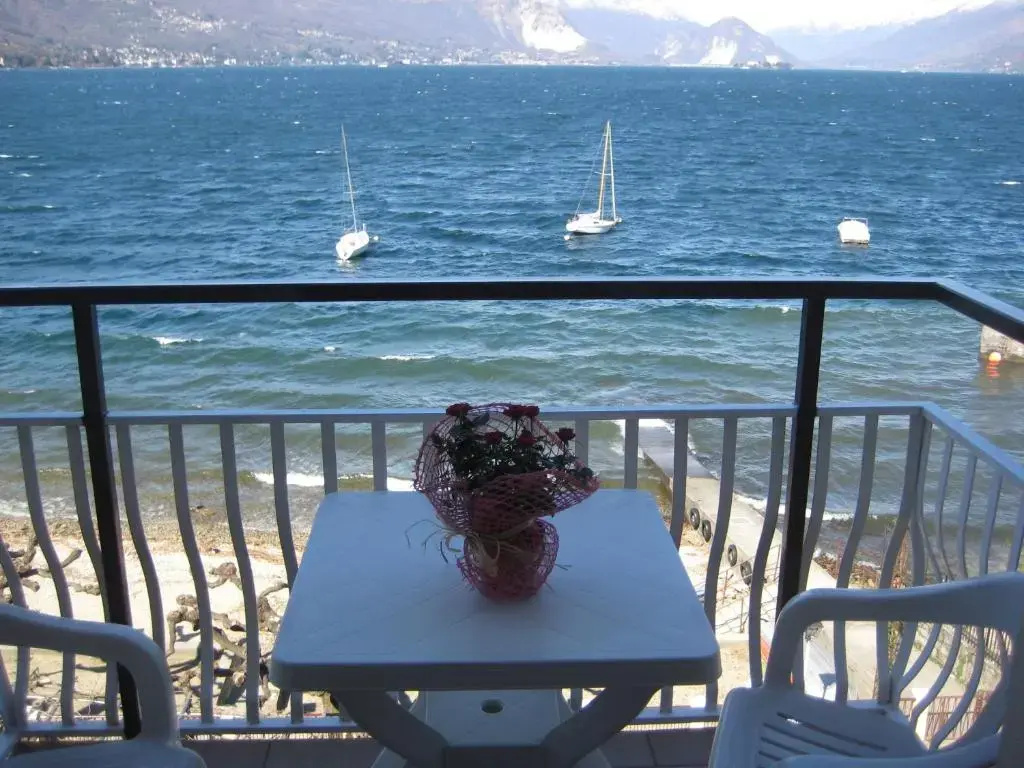 Standard Double room with lake view (full double bed)