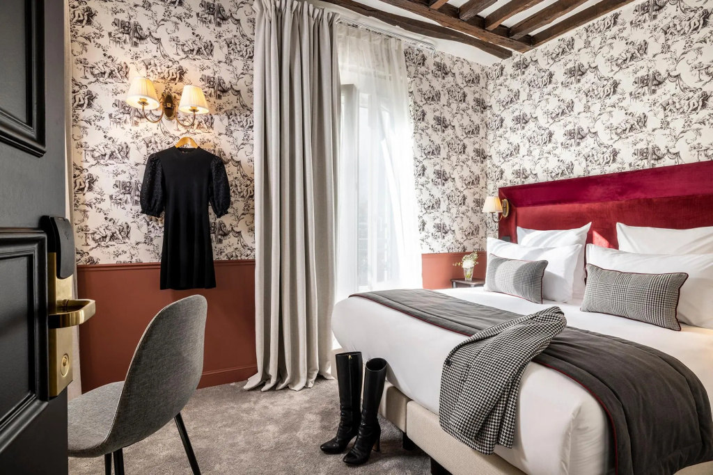 Standard Double room with city view (full double bed)