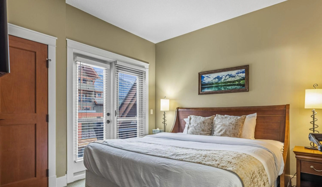 Fenwick Vacation Rental Sophisticated Mountain 2 Bedroom w Pool & Movie Theatre -