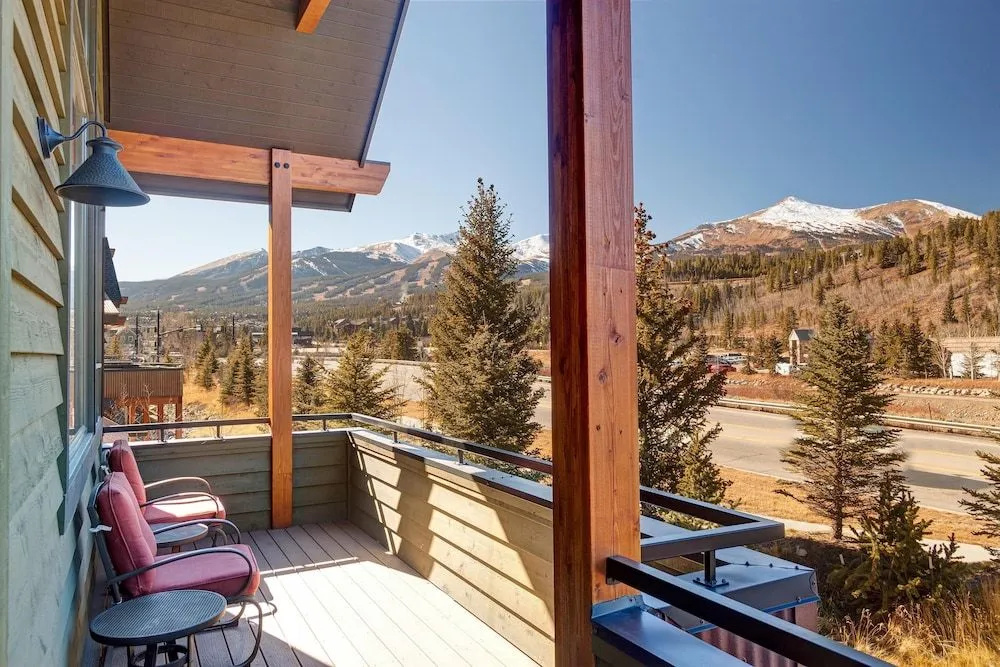 Stunning Home Main st. Walk Everywhere! Sleeps 12!
