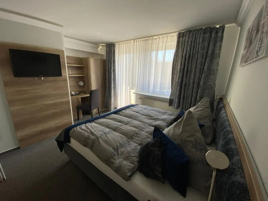 Standard Double room with balcony (full double bed)