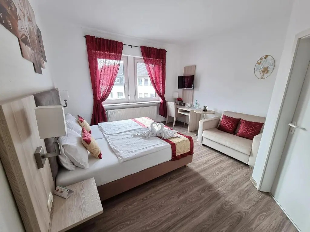 Deluxe Double room (full double bed)