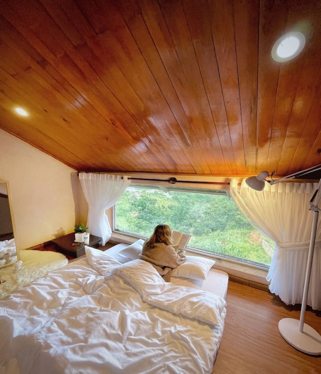 Standard Quadruple Family room with mountain view