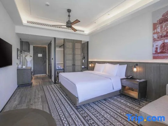 Standard Double room with lake view (full double bed)