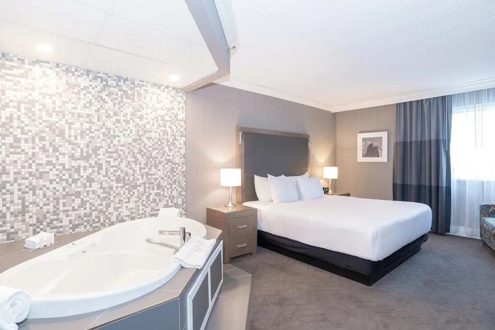 Double Suite full double bed