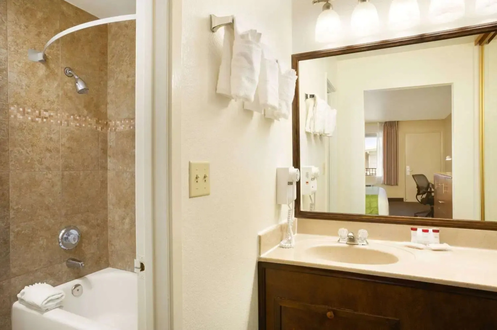 Ramada by Wyndham San Diego North Hotel & Conference Center - Général
