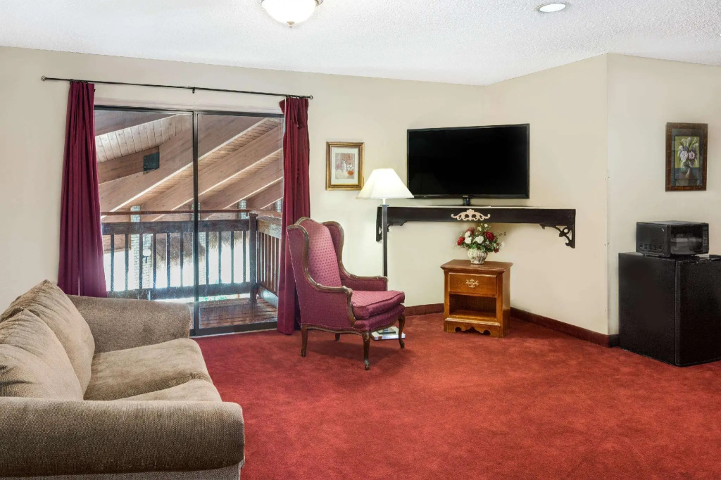 Deluxe Double Suite (full double bed)