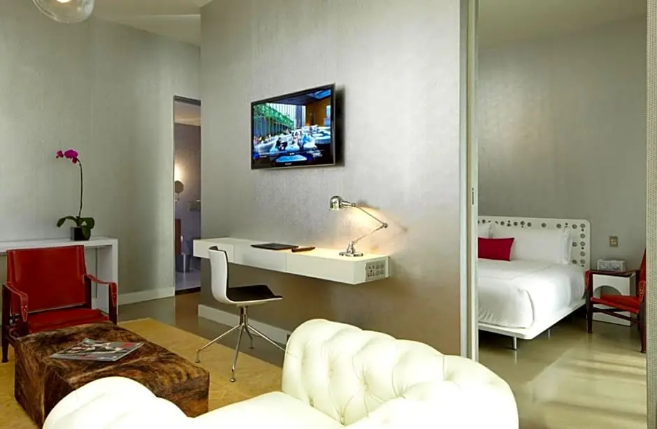 Platinum Double Suite, bed type is subject to availability, full double bed room photo 1