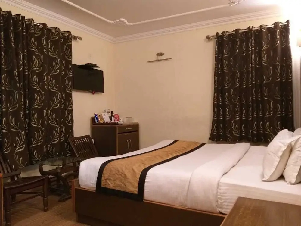 Deluxe Double room (full double bed)