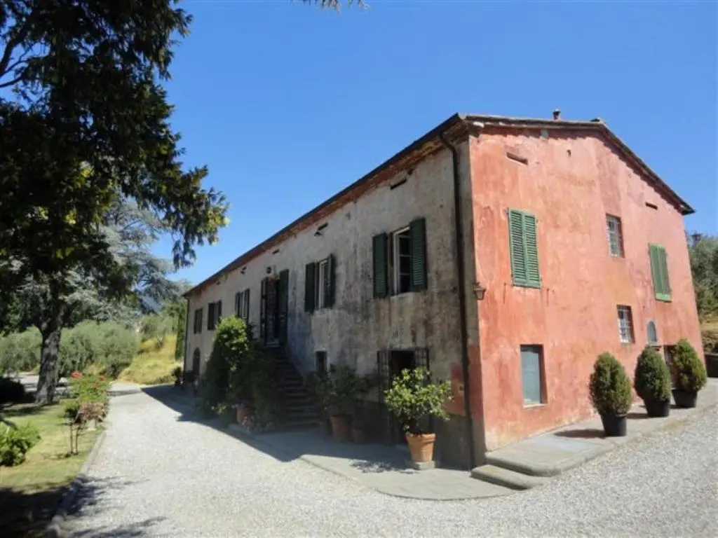 Tuscan villa with views and pool. Hosts up to 15
