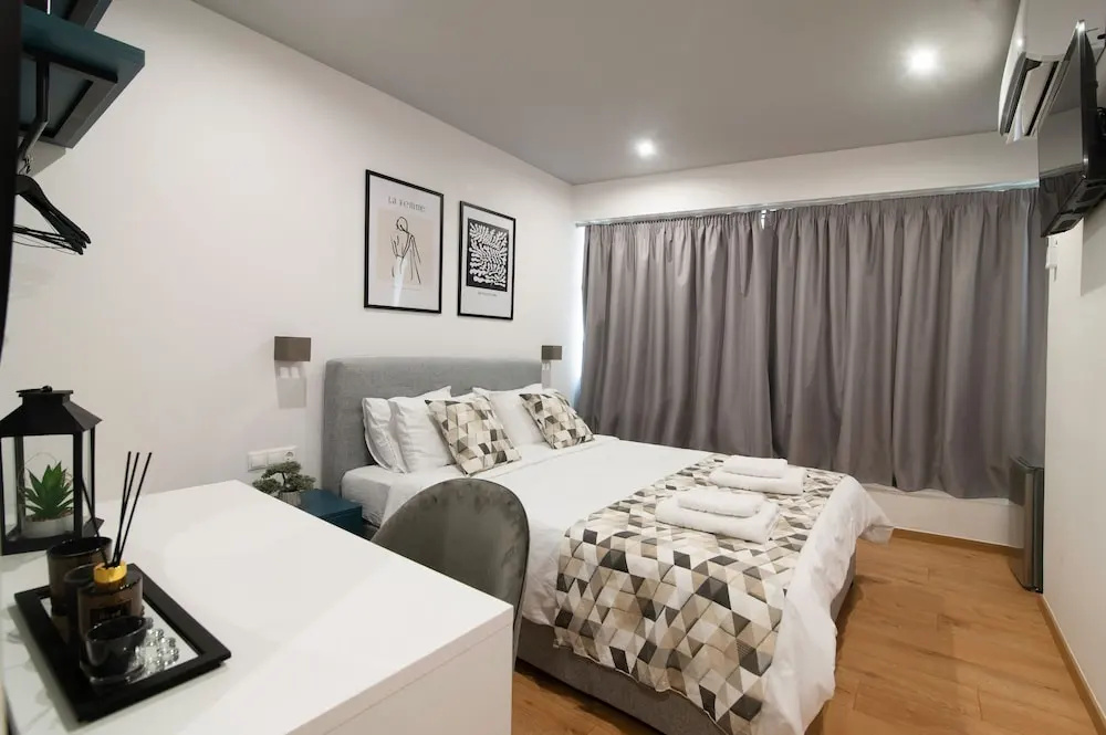 Deluxe Double room (full double bed)
