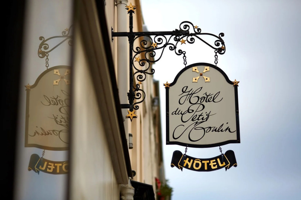Hôtel du Petit Moulin, Haute Couture hotel by Lacroix 31