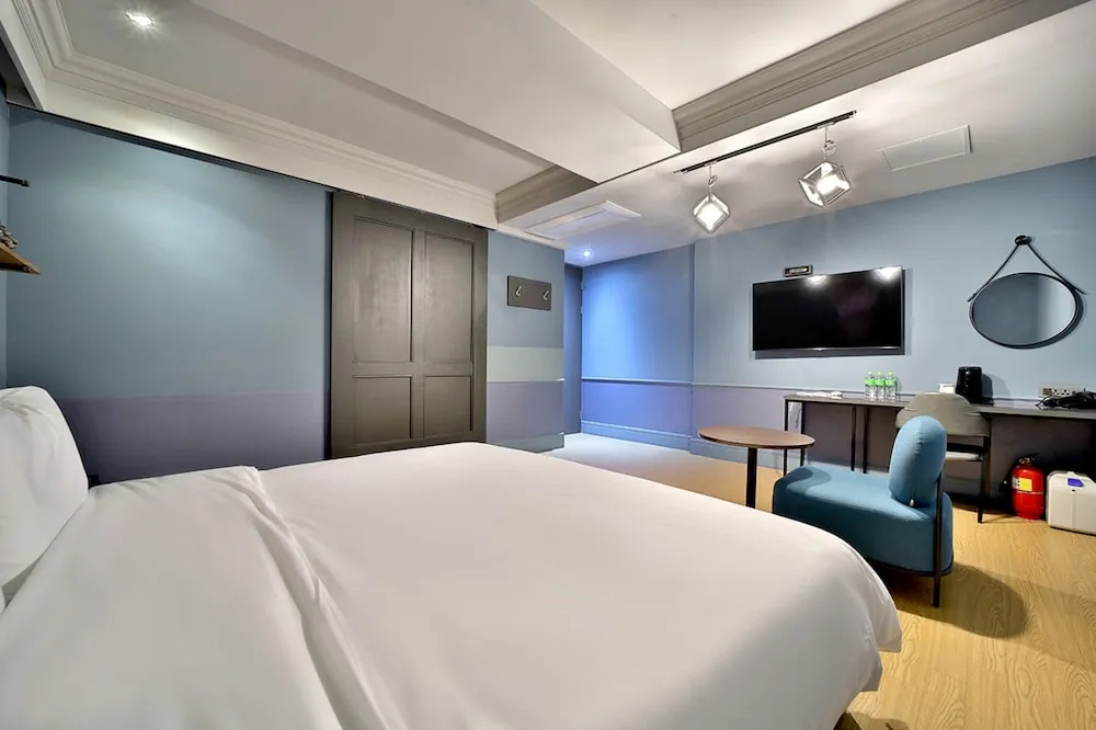 Deluxe Double room (full double bed)