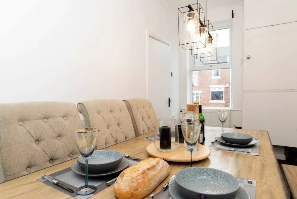 Spacious 4BR Home in Gateshead Sleeps 8 w Parking