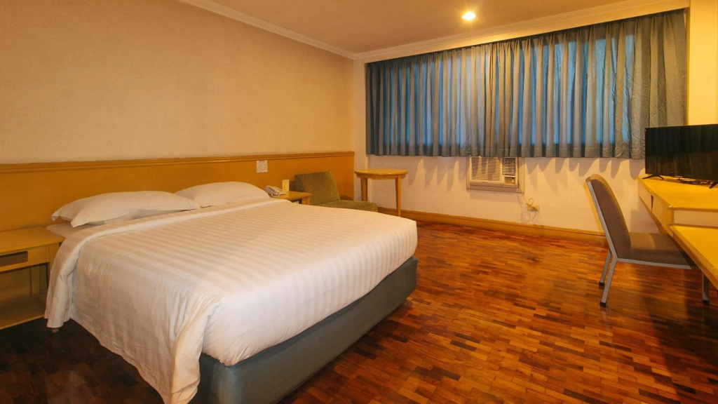 Aloha Hotel — 4