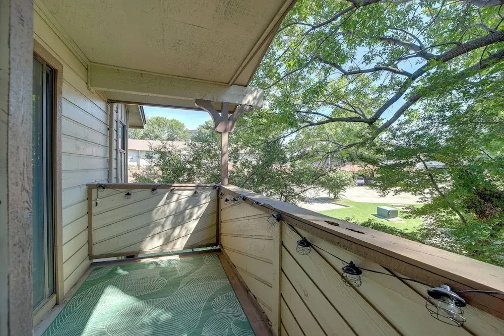 10 Mi to Dtwn Tulsa: Condo w/ Pool Access!
