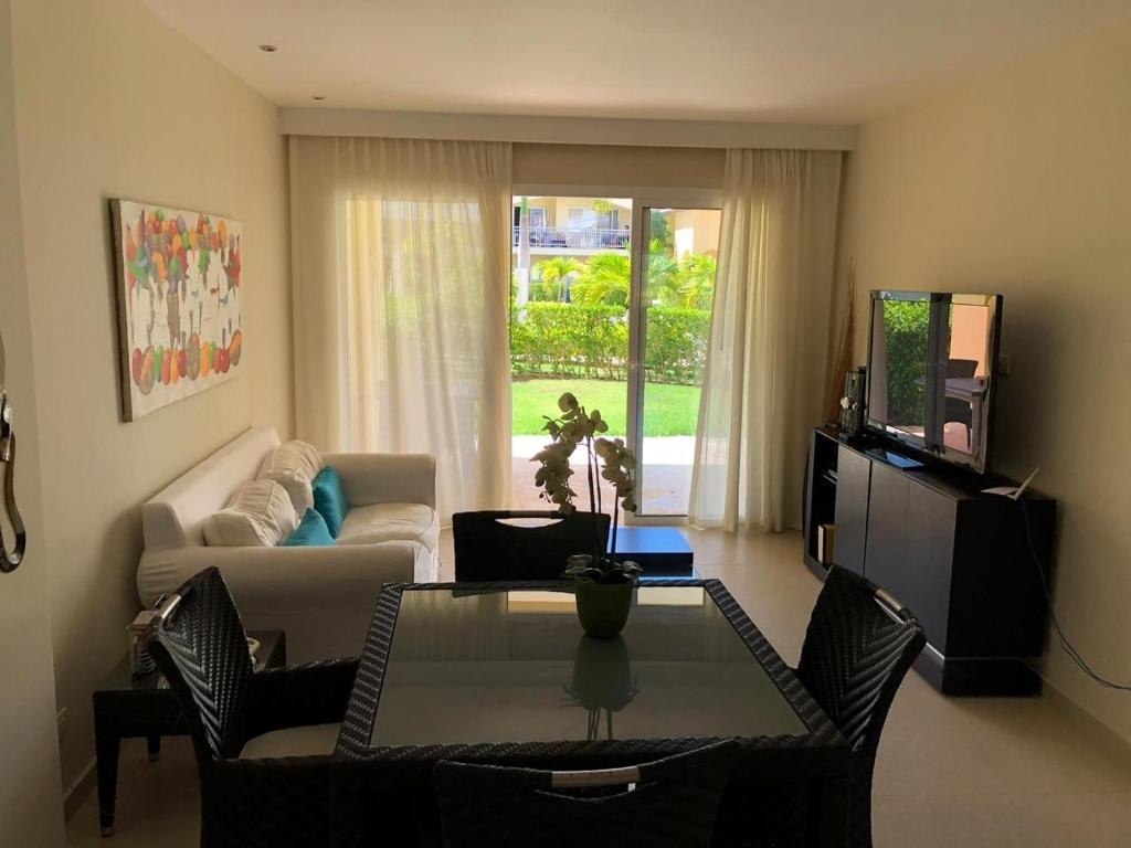 Beautiful One Bedroom unit with pool and Beach club in a Golf Project