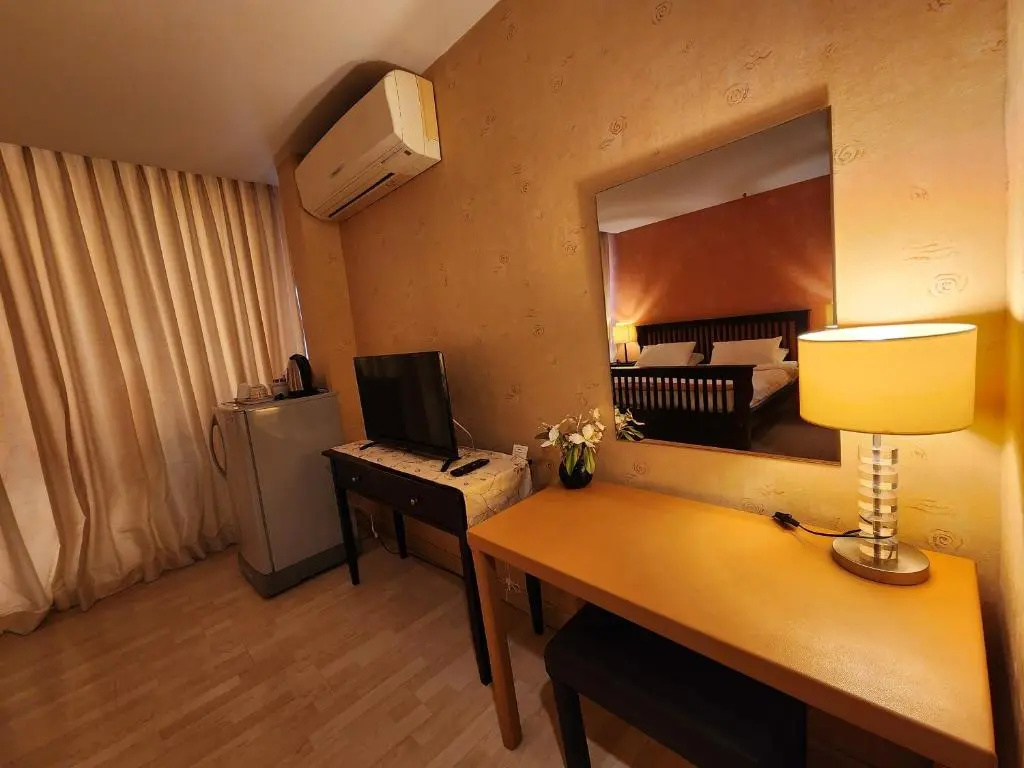 Deluxe Double room (full double bed)