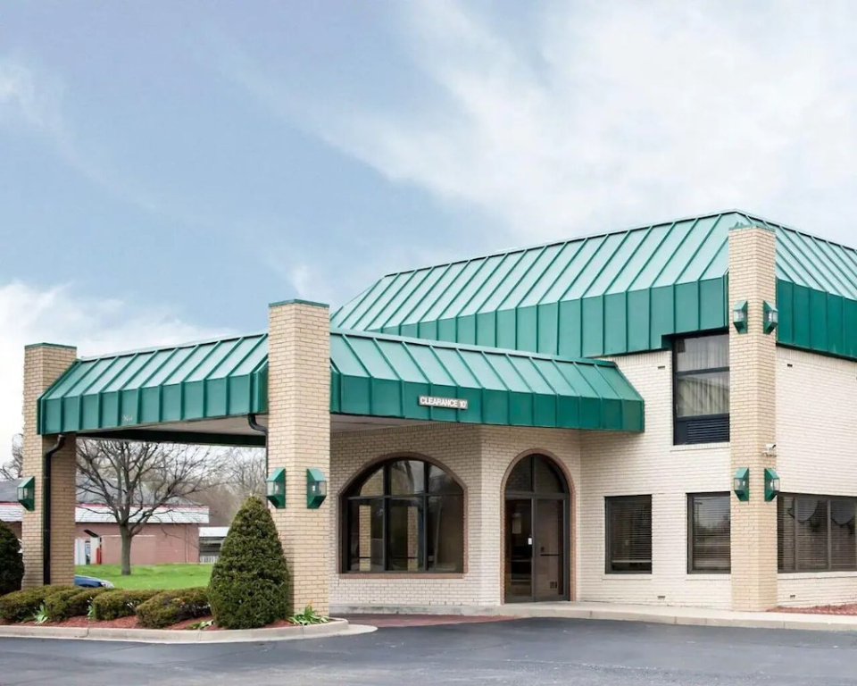 Lafayette Inn & Suites