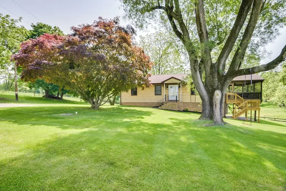 2 Mi to Wineries: Calm Cottage on 90 Acres w/ Barn