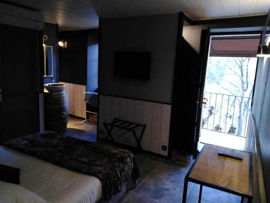 Deluxe Double room (full double bed)
