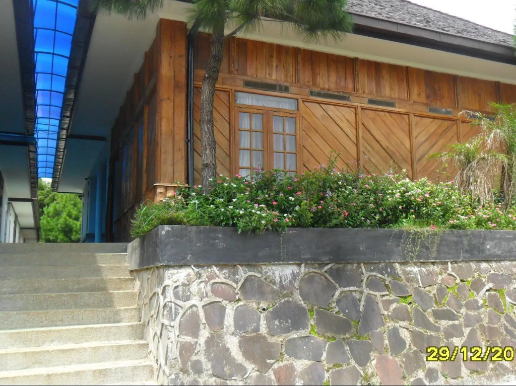 5 Bedrooms Villa