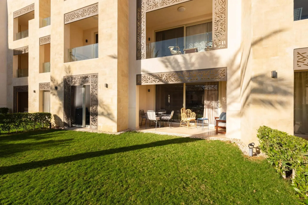 Elegant & Edgy 2 BR w Beach & Pool Mangroovy