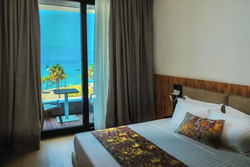 Deluxe Triple room with balcony and with sea view