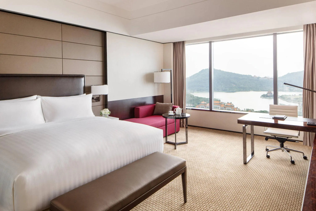 Double room with lake view (full double bed)