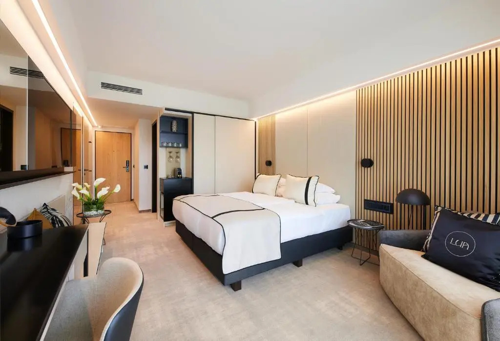 Standard Double room with lake view full double bed