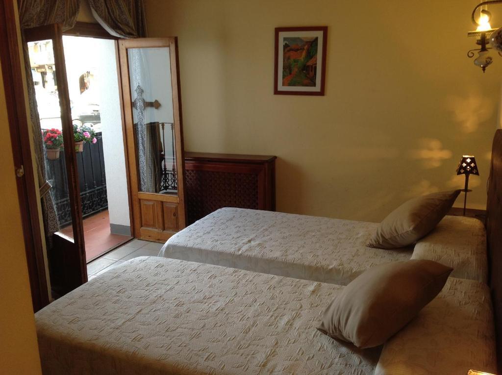 Hostal Cerezo 2 Meson by null