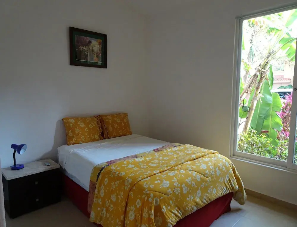 四間臥室高級別墅，配有陽台和泳池景觀。