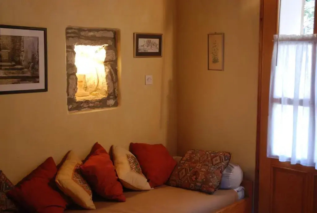 "Kamene priče" rooms, music and food by null