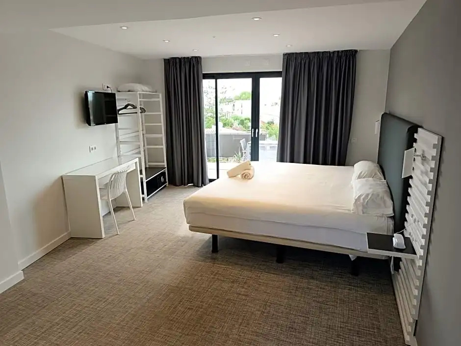 Deluxe Double room (full double bed)