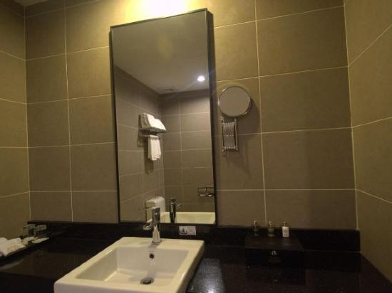 Grand Alora Hotel