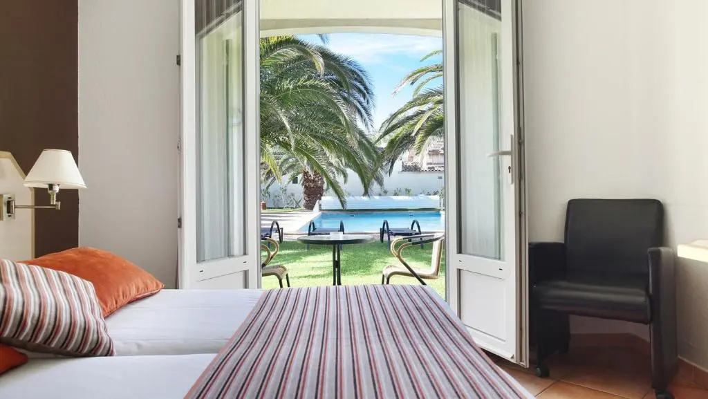Standard Triple room with pool view