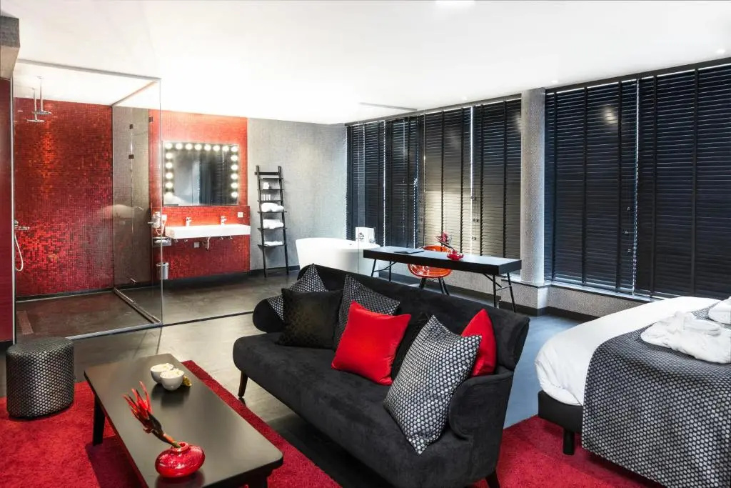 Double Suite full double bed