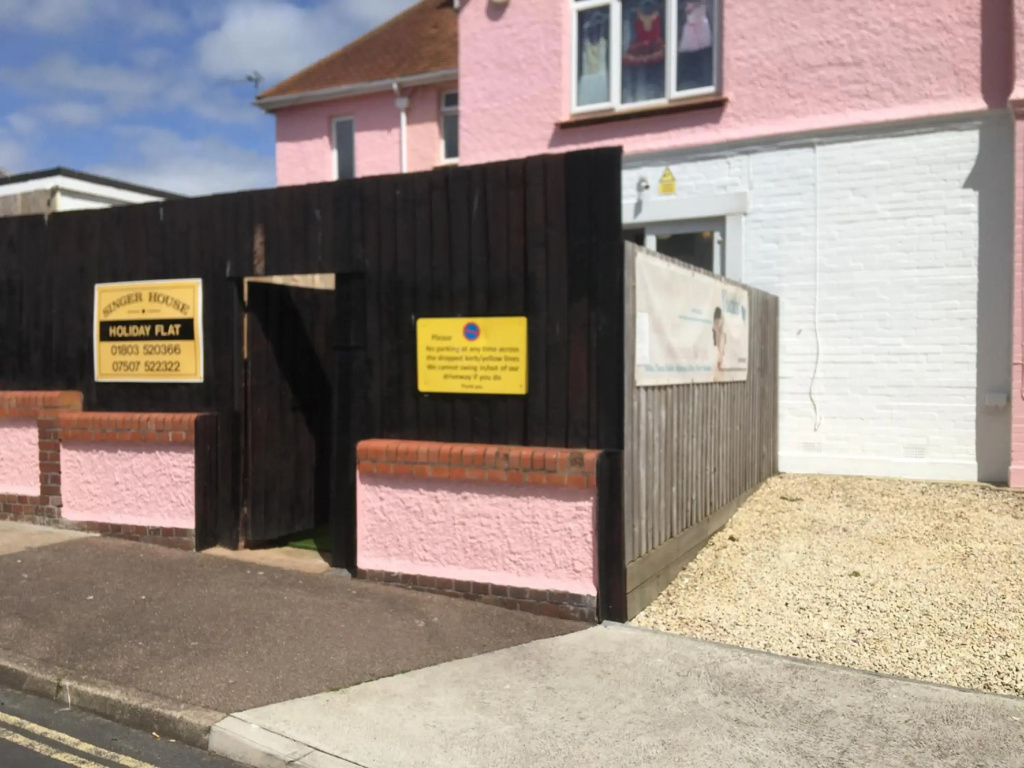 SINGER HOUSE , IDEAL FOR LARGE FAMILYS & GRANDPARENTS ,LARGE GROUND FLOOR FLATS ,2 PRIVATE GARDENS ,2 BATHROOMS ,1 KITCHEN ,2 SEPERATE ENTRANCES ,interlocking doors between the flats ,3 double beds ,3 single beds , in front of PAIGNTON PIER , 3 CAR SPACES