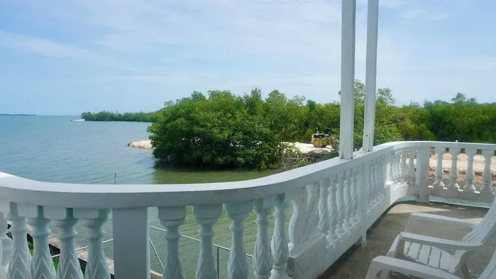 See Belize Waterside Sea View 2-bedroom Apartment w Balcony, Pool & Deck 2nd FL — фото