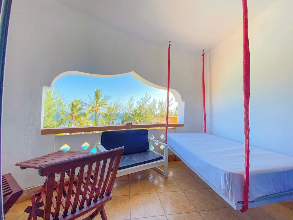 Sea Breeze Beachfront Apartments - фото 44