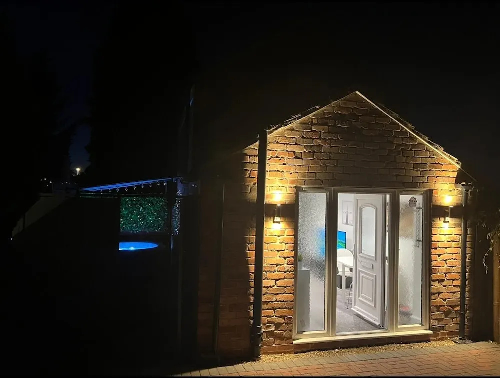 Jacuzzi Spa! Stunning Entire Guest House - Netflix