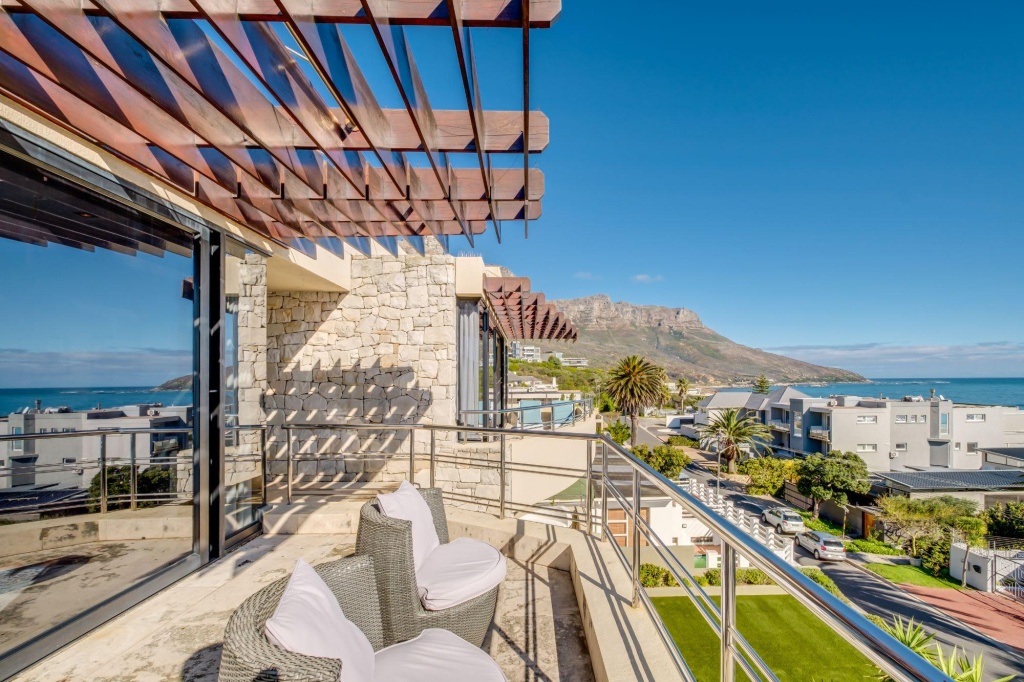 Multi-level Family Villa w Private Pool Views Lions Crest