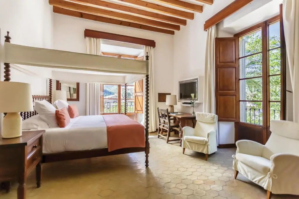 Deluxe Double room (full double bed)